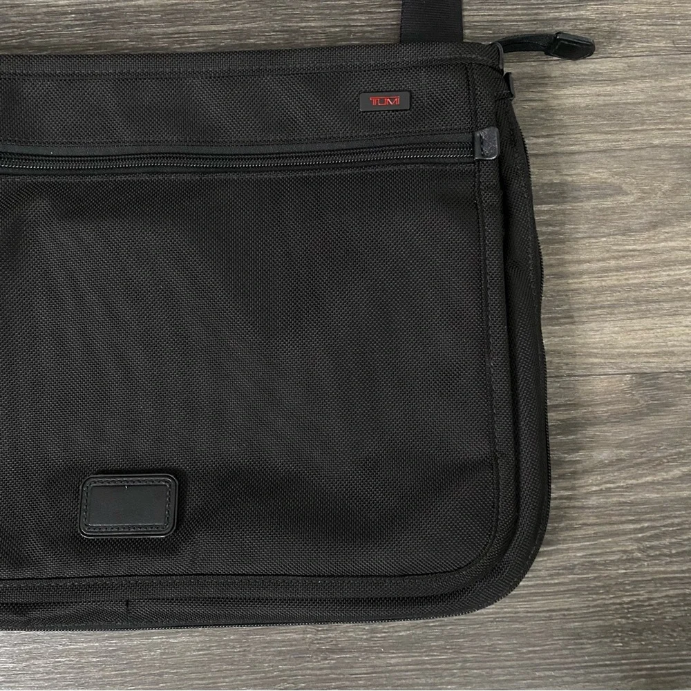 Tumi Alpha Slim Expandable Messenger Bag Black Ballistic Nylon Flip Over 22177DH